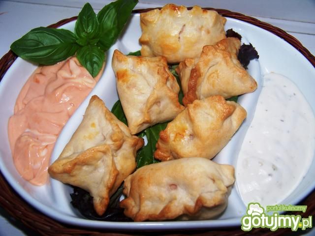 kruche pierożki z serem i szynką