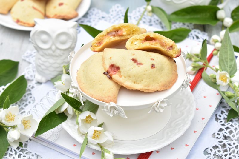 Kruche pierożki z truskawkami i serem białym Kruche pierożki z truskawkami i serem białym