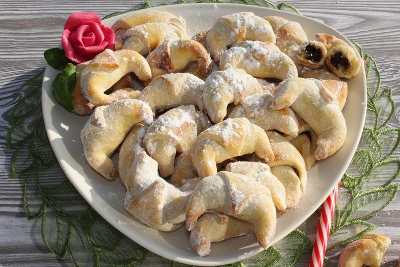 Kruche rogaliki waniliowo-śmietankowe z powidłami