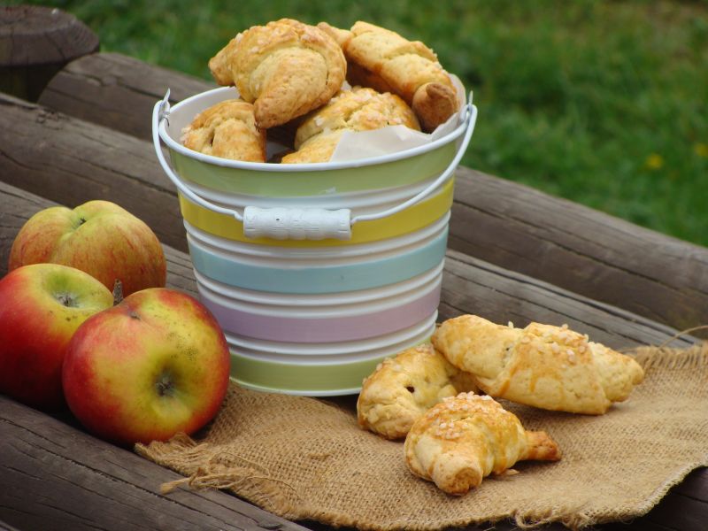 Kruche rogaliki z jabłkami 