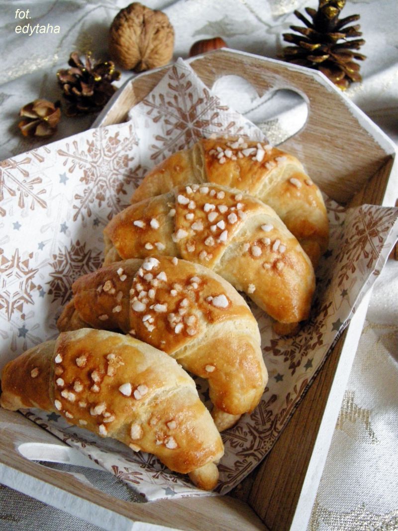 Kruche rogaliki z nadzieniem orzechowym