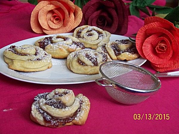 Kruche różyczki z marmoladą Kruche różyczki z marmoladą