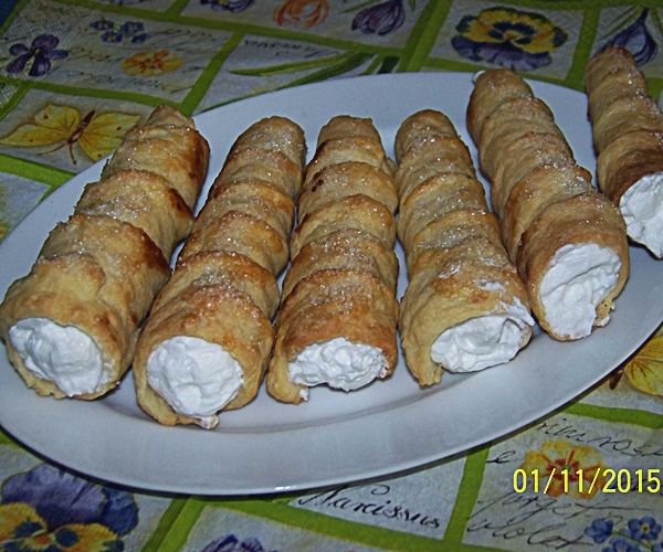 Kruche rurki z bitą śmietaną