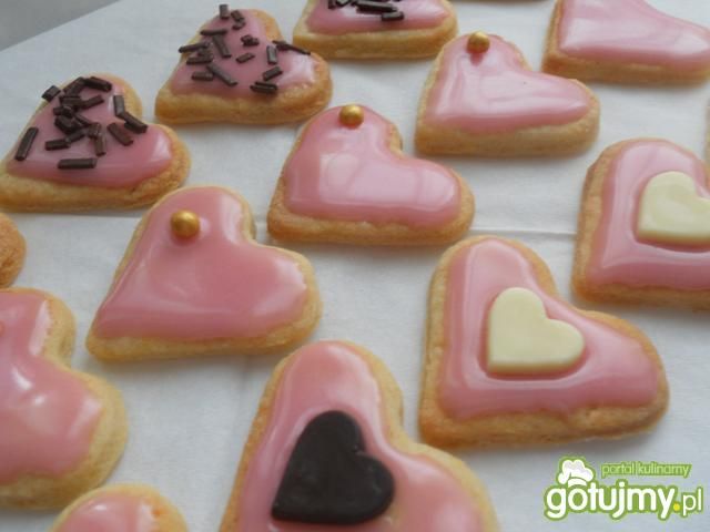 Kruche serduszka z malinowym lukrem