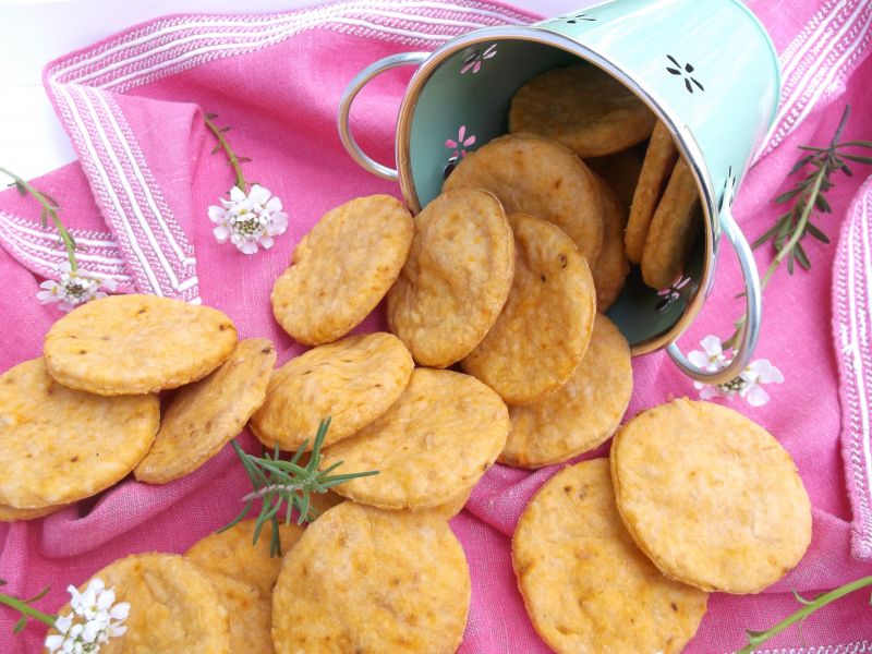 Kruche serowe ciasteczka z pomidorową nutką Kruche serowe ciasteczka z pomidorową nutką