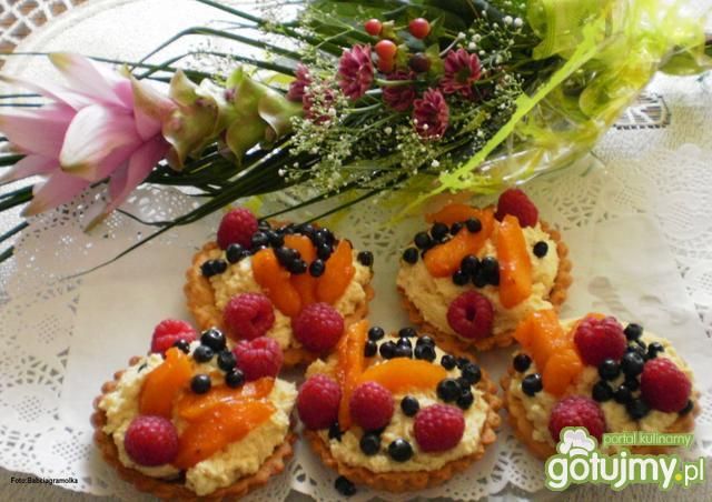 Kruche tartaletki z kremem i owocami :