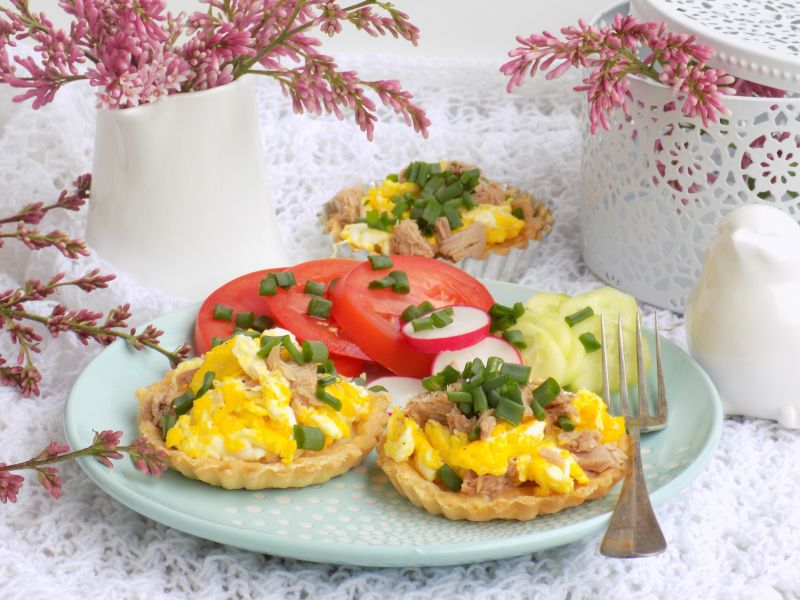 Kruche tartaletki z tuńczykiem i jajecznicą