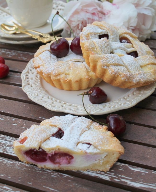 Kruche tarteletki z serem i czereśniami 