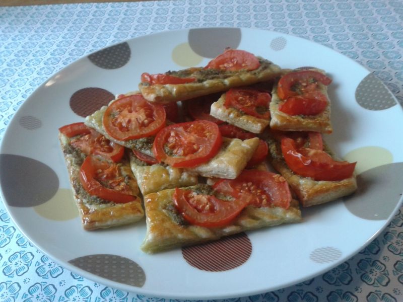 Kruche tarty z pomidorami i bazyliowym pesto Kruche tarty z pomidorami i bazyliowym pesto