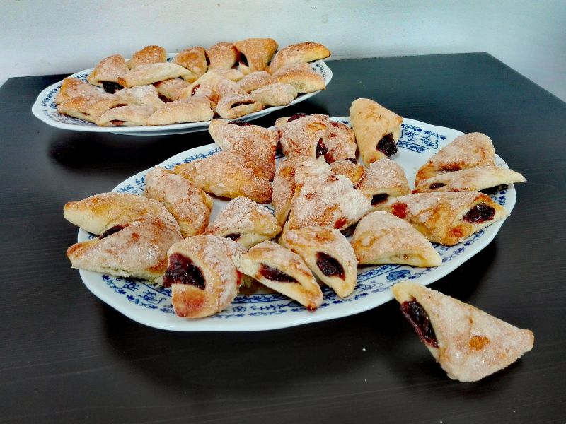 KRUCHE TROJKĄTY DROŻDŻOWE Z CUKREM KRUCHE TROJKĄTY DROŻDŻOWE Z CUKREM