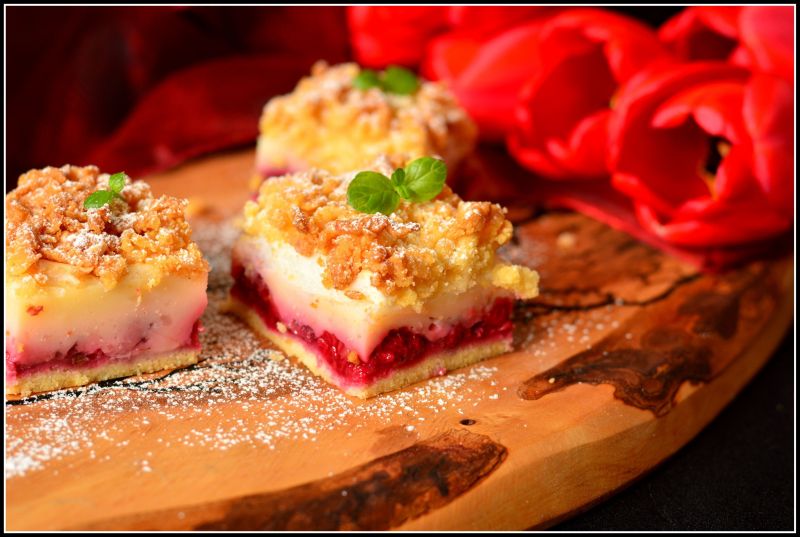 Kruche z budyniem i malinami Kruche z budyniem i malinami