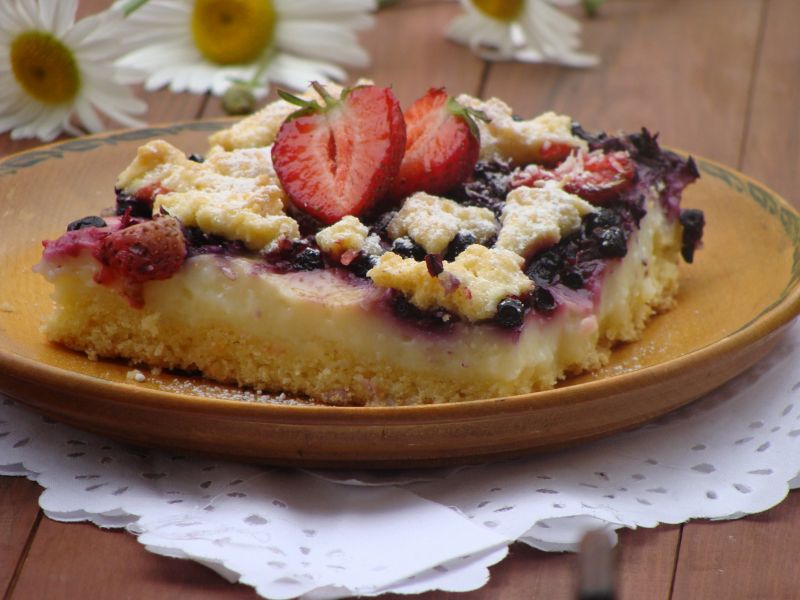 Kruche z budyniem i owocami