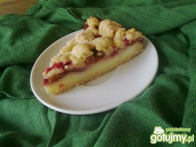 Kruche z budyniem i śliwkami