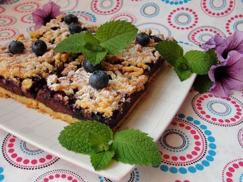 Kruche z czekoladową pianką i borówkami