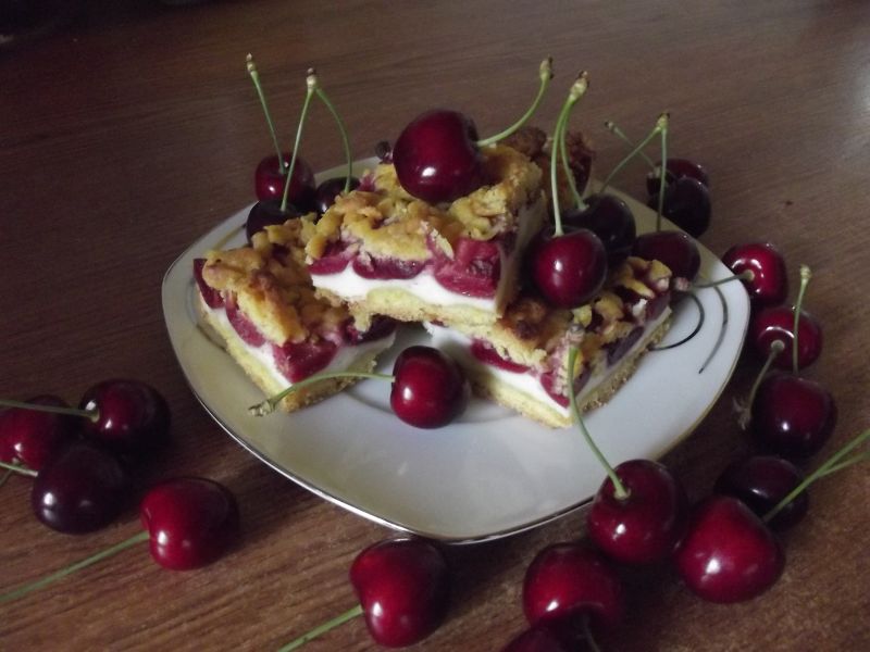 Kruche z czereśniami i budyniową pianką