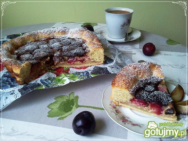 Kruche z delikatną masą serową i śliwką