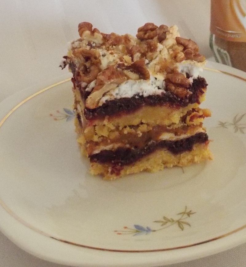 Kruche z dżemem i bezą przełożone masą krówkową Kruche z dżemem i bezą przełożone masą krówkową