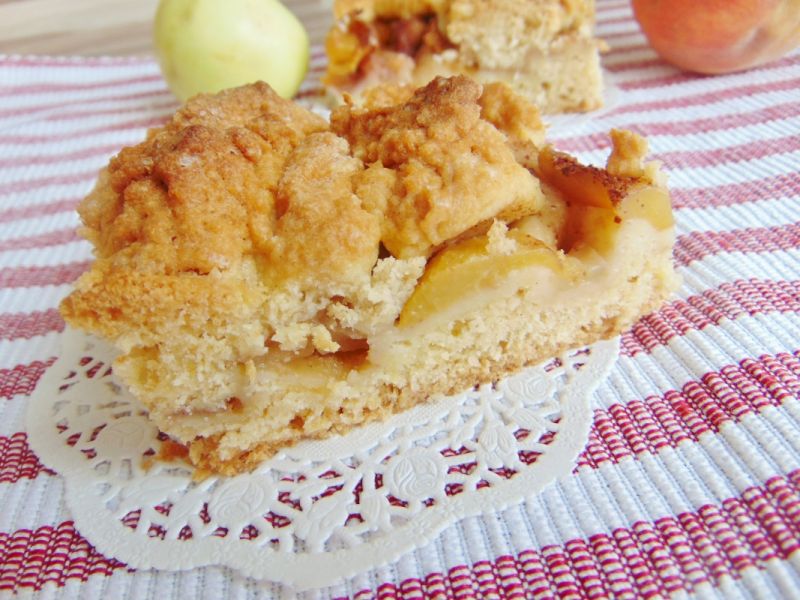 Kruche z jabłkami i brzoskwiniami