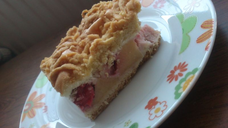 Kruche z jabłkami i truskawkami