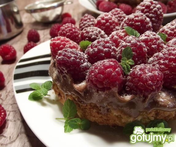 Kruche z kremem czekoladowym i malinami