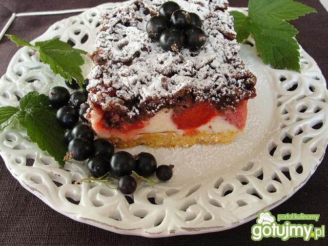 Kruche z pianką i owocami