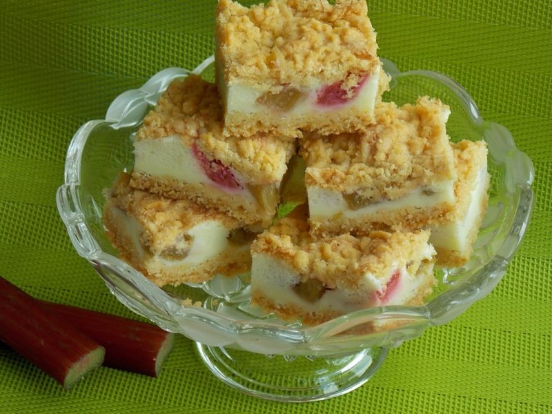 Kruche z rabarbarem i budyniową pianką