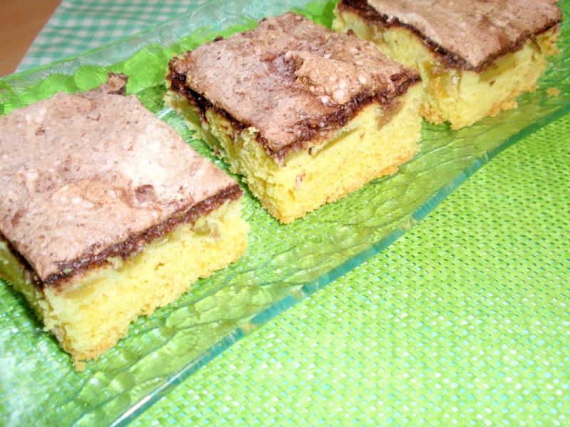 Kruche z rabarbarem i kakaową bezą