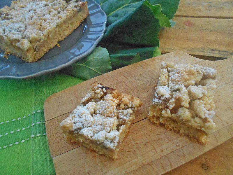 Kruche z rabarbarem na maślanym cieście