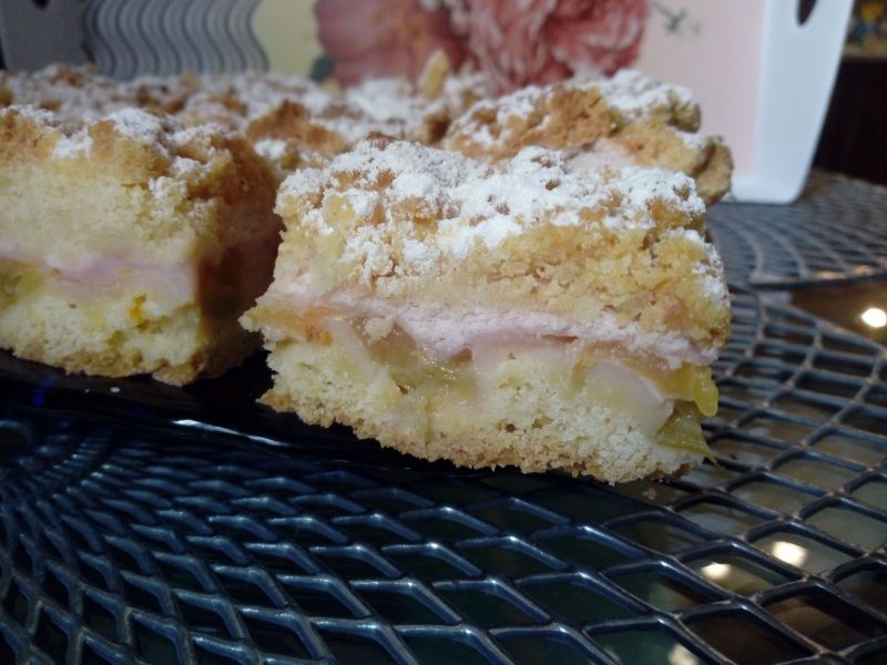 Kruche ciasto z rabarbarem, pianką i kruszonką Kruche ciasto z rabarbarem, pianką i kruszonką