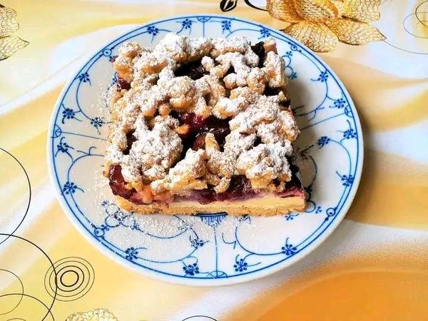 Kruche z śliwkami i budyniową pianką Kruche z śliwkami i budyniową pianką