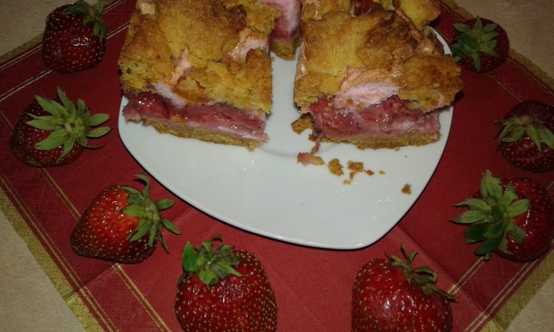 Kruche z truskawkami i malinowa pianką