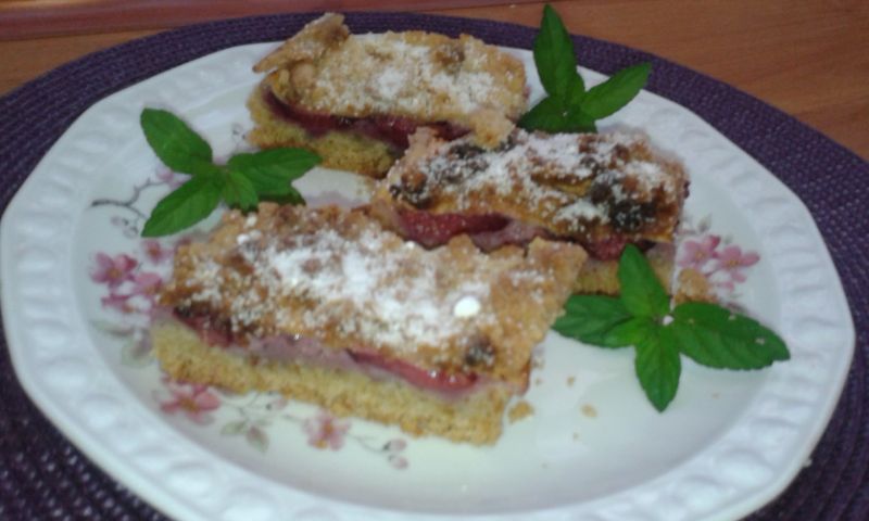 Kruche ze śliwkami, bezą oraz kruszonką Kruche ze śliwkami, bezą oraz kruszonką