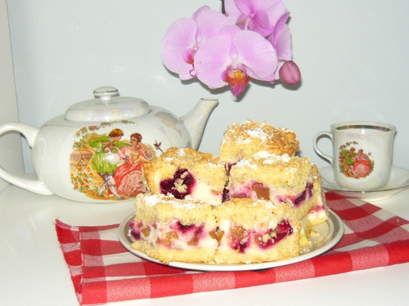 Kruche ze śliwkami i budyniową pianką 