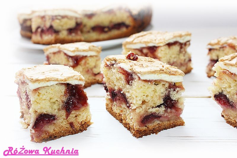 Kruche ze śliwkami i nadzieniem żurawinowym 