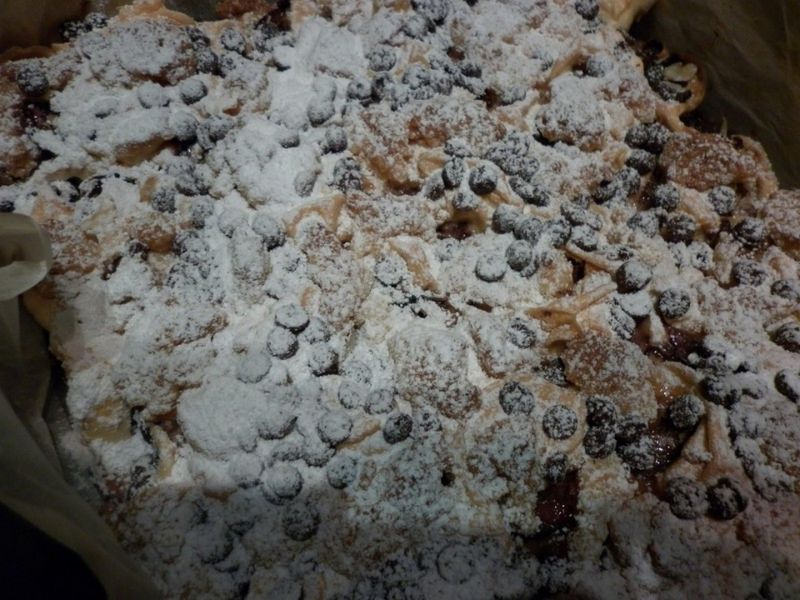 Kruche ze śliwkami pod czekoladowymi kropelkami