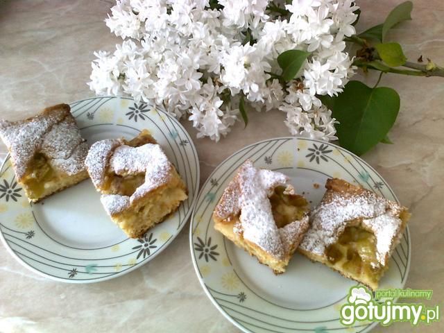 Krucho-drożdżowe ciasto z rabarbarem