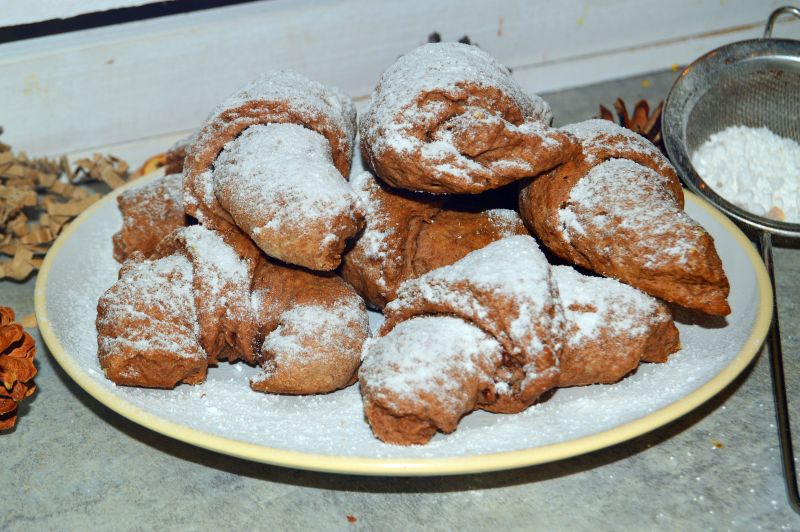 Krucho-drożdżowe kakaowe rogaliki z czekoladą