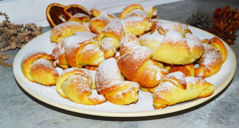 Krucho-drożdżowe rogaliki z dżemem  Krucho-drożdżowe rogaliki z dżemem