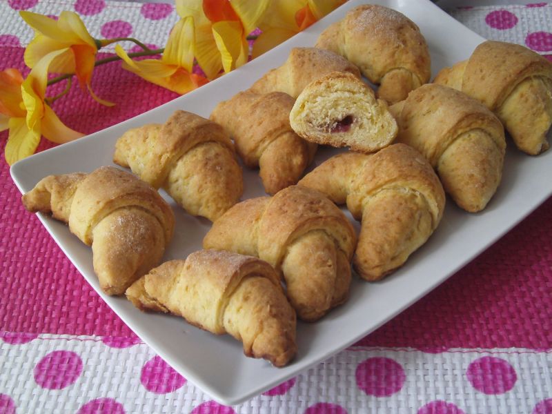 Krucho- drożdżowe rogaliki z konfiturą różaną