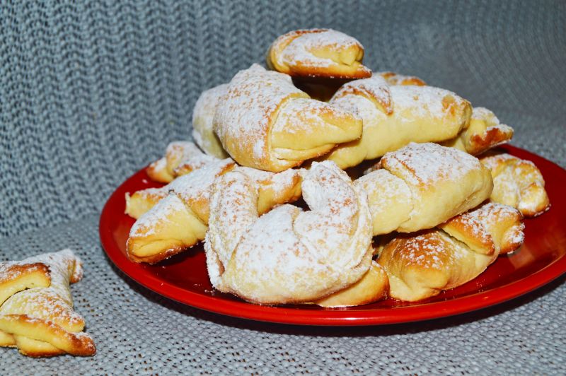 Krucho-drożdżowe rogaliki z marmoladą różaną Krucho-drożdżowe rogaliki z marmoladą różaną