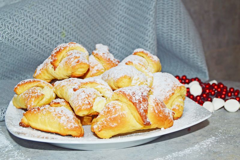 Krucho-drożdżowe rogaliki z serem i kokosem Krucho-drożdżowe rogaliki z serem i kokosem