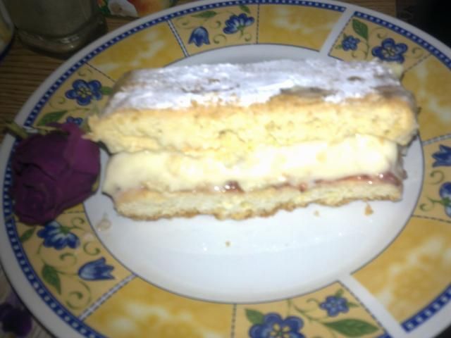 Kruchy budyniowiec z dżemem truskawkowym