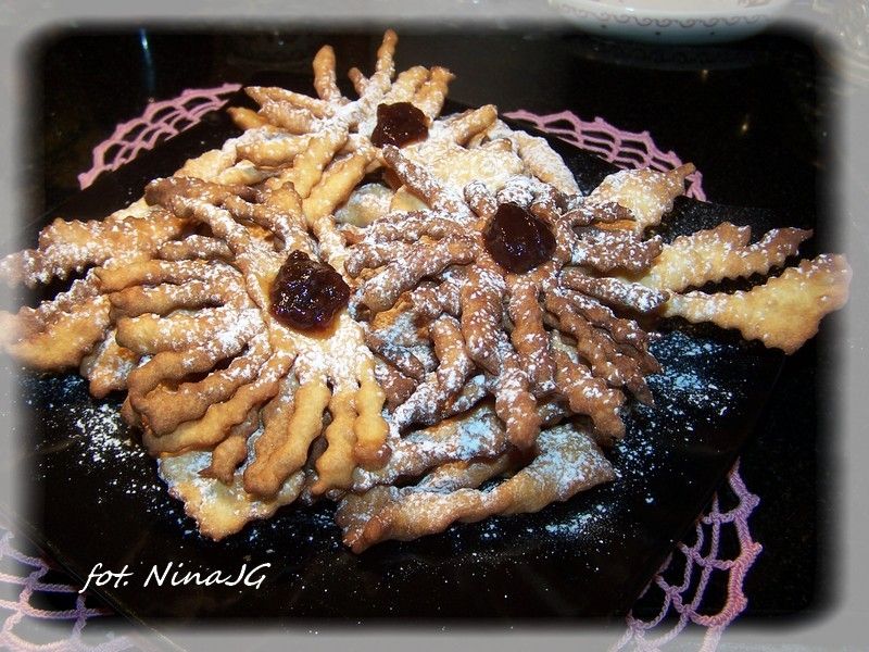 Kruchy chruścik uwieńczony chryzantemą