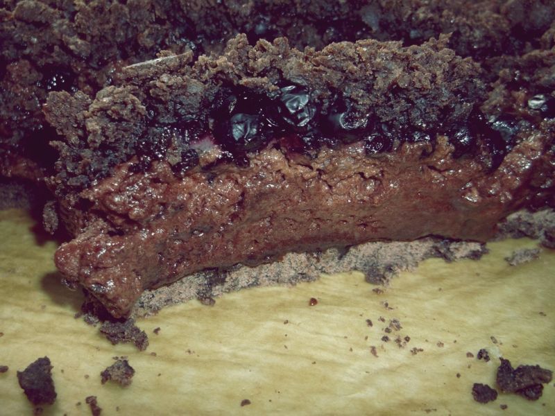 Kruchy czekoladowiec z jagodami  Kruchy czekoladowiec z jagodami