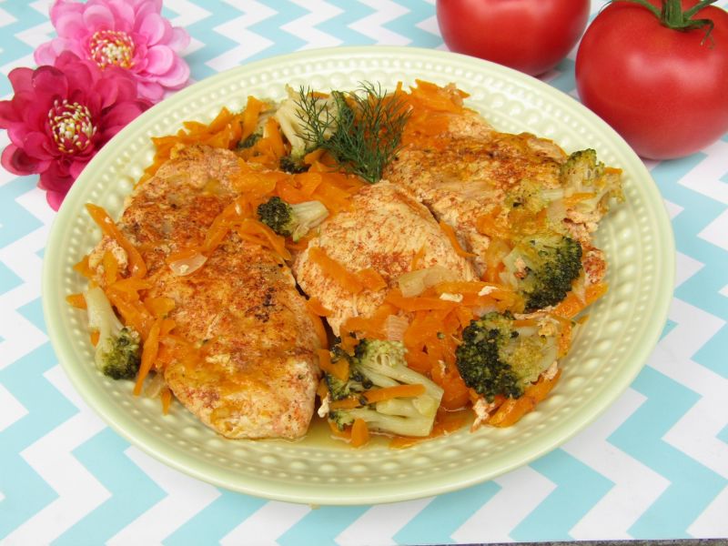 Kruchy filet z kurczaka duszony z warzywami Kruchy filet z kurczaka duszony z warzywami