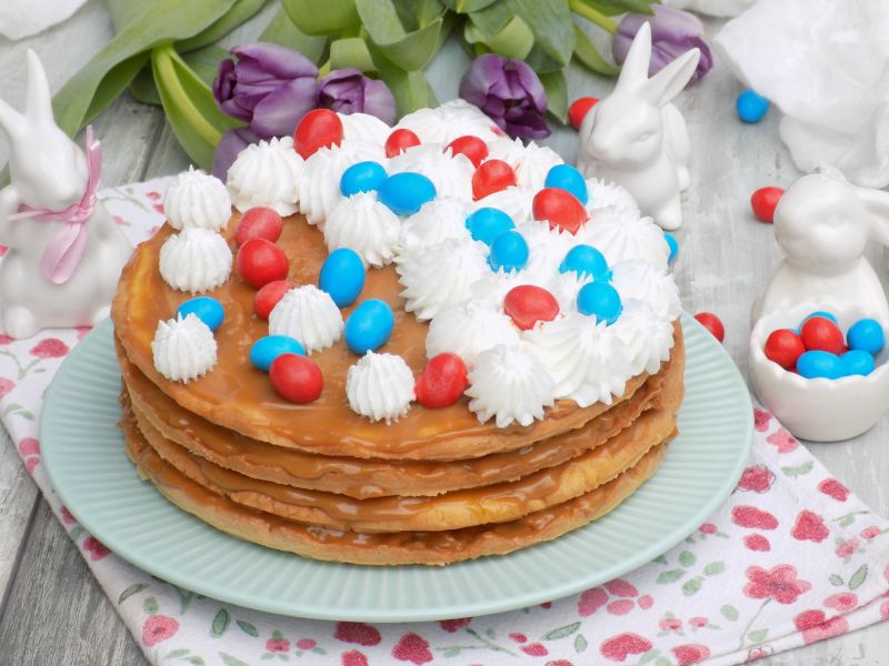 Kruchy mazurek z kajmakiem i kolorowymi cukierkami Kruchy mazurek z kajmakiem i kolorowymi cukierkami