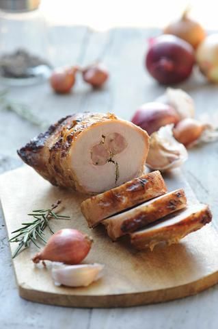 Kruchy pieczony schab z kiełbaskami Kruchy pieczony schab z kiełbaskami