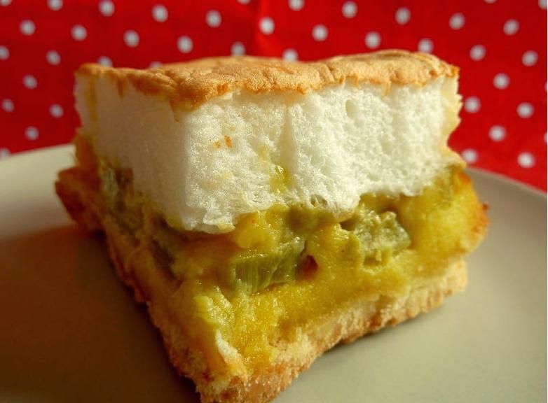 Kruchy placek z rabarbarem pod bezową pierzynką