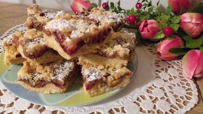 Kruchy placek ze śliwką i kruszonką