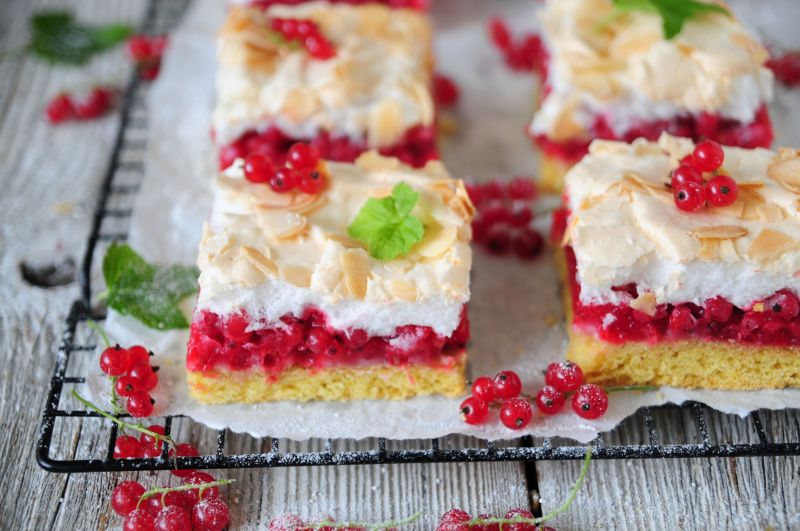 Kruchy porzeczkowiec z bezą Kruchy porzeczkowiec z bezą